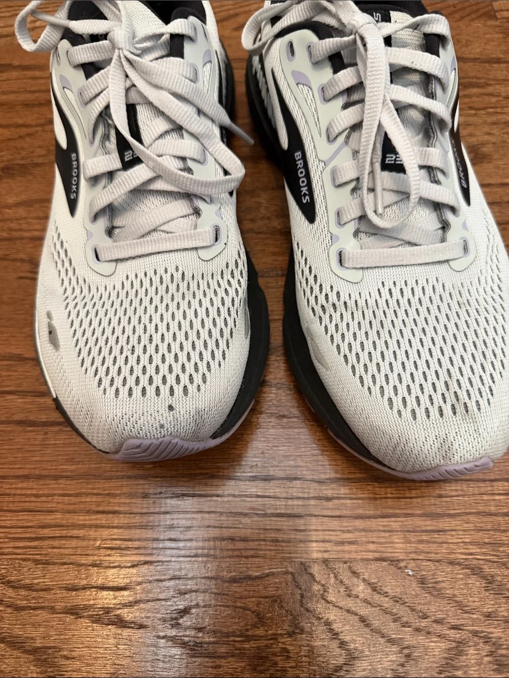 🏃🏼‍♀️ Brooks Running Shoes in Light Gray and Black with Purple Accents